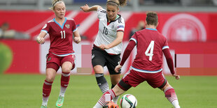 Frauenfußball, Nationalspielerin Melanie Leupolz im Dribbling