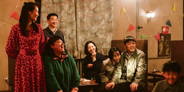Das Standbild aus Wang Xiaoshuais Film „So Long, My Son“zeigt eine Famlie zuhause.