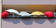 Sonnenschirme auf dem Balkon