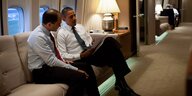 Ben Rhodes und Barack Obama sitzen in einem Flieger und beugen sich über ein Papier
