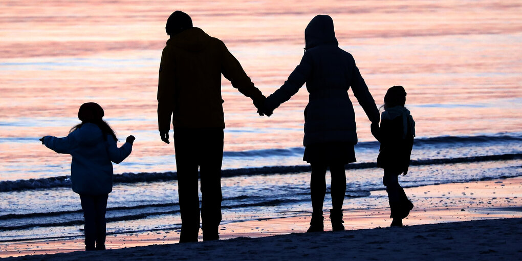 Eine Familie am Strand