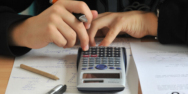 Ein Taschenrechner, der im Matheunterricht verwendet wird