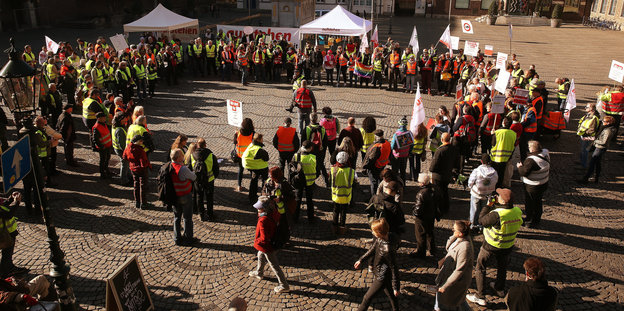 Demonstration der Bewegung Aufstehen auf einem Marktplatz in Düsseldorf