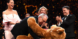 Dieter Kosslick umarmt einen riesigen Teddy auf der Berlinale-Bühne.