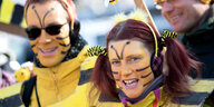 Teilnehmer einer Demonstration stehen als Bienen verkleidet vor dem bayerischen Landtag