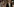 Alain Finkielkraut, ein Mann mit Brille und dunkelgrauen Haaren vor einem Bücherregal