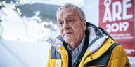 Gian Franco Kasper, Präsident des Weltskiverbands steht vor weißem Schneehang