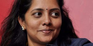 Die indische Anwältin Parthibaraja lächelt verschmitzt