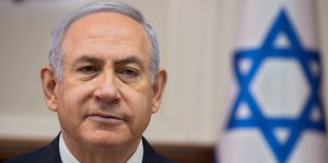 Ministerpräsident Benjamin Netanyahu vor der israelischen Flagge