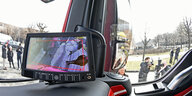 Blick aus dem Fahrerhäuschen eines Lastwagens, auch die Aufnahme einer Kamera ist zu sehen