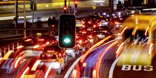 Rücklichter von Fahrzeugen im Stau, aufgenommen in der Nacht