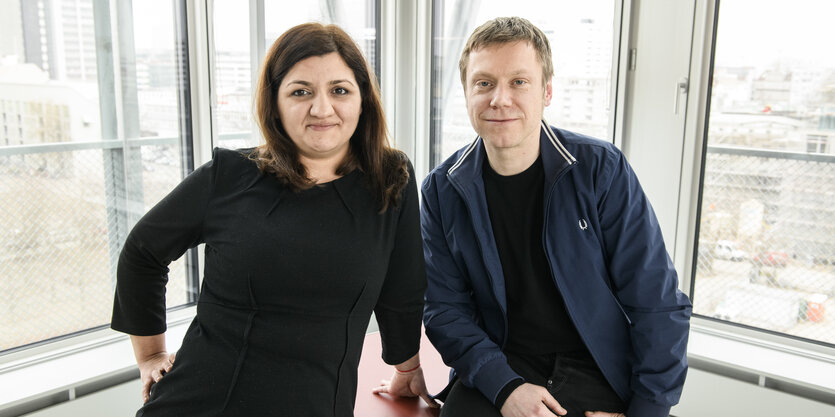 Özlem Demirel und Martin Schirdewan, sitzen nebeneinander und schauen in die Kamera