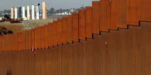 Ein Grenzzaun in Tijuana