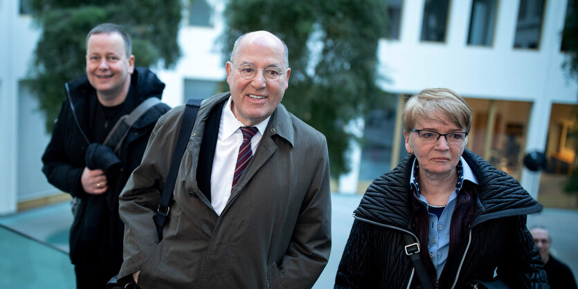 Klaus Lederer, Gregor Gysi und Gabi Zimmer laufen zusammen auf ein Gebäude zu