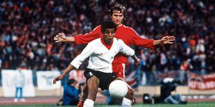 Howard Gayle spielt den Fußball