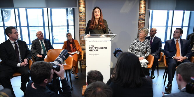 Luciana Berger (M), Mitglied der Labour-Partei, kündigt bei einer Pressekonferenz ihren Austritt an