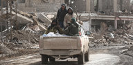 auto mit kämpfern patrouilliert in syrischer stadt hadschin