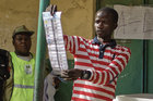 Ein Wahlhelfer in Nigeria zählt Stimmzettel