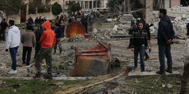 Syrer inspizieren den Schaden nach zwei Bombenexplosionen im Zentrum der Stadt Idlib