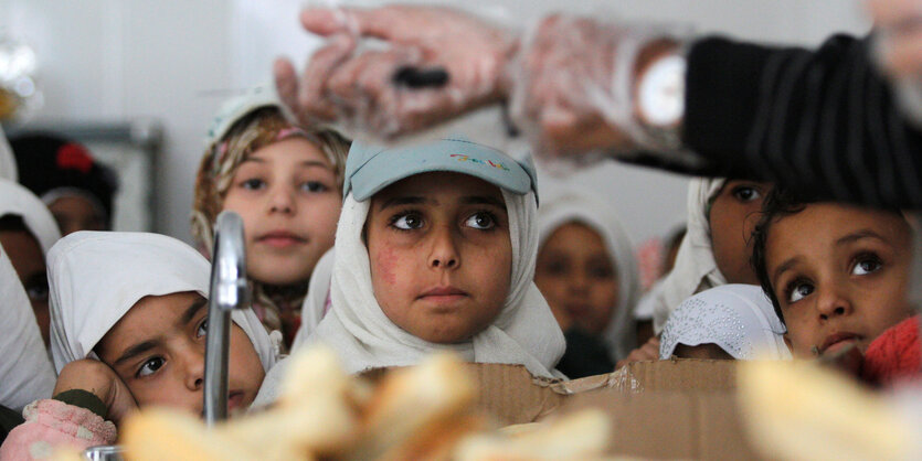 Kinder warten auf Essen