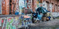 Die Habseligkeiten eines Obdachlosen auf einer Rampe des Bremer Güterbahnhofs.