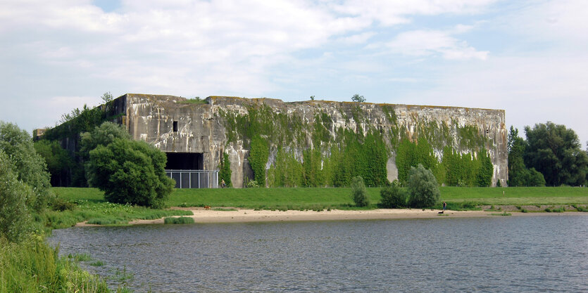 Die Westseite des Bunkers Valentin.