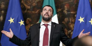 Salvini vor der EU- und der katalinischen Fahne