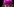 Frau mit pinker Mütze vor dunklem Hintergrund