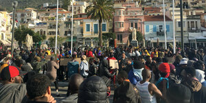 Menschen demonstrierten in der Inselhauptstadt Vathy gegen die Lebensumstände im Registrierlager auf Samos