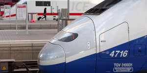 Ein Zug des TGV steht im Münchner Hauptbahnhof.