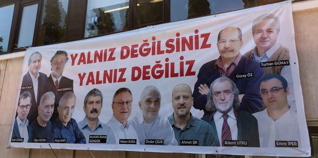 Ein Plakat mit den 13 Inhaftierten hängt im Sommer 2017 am Verlagsgebäude der Cumhuriyet