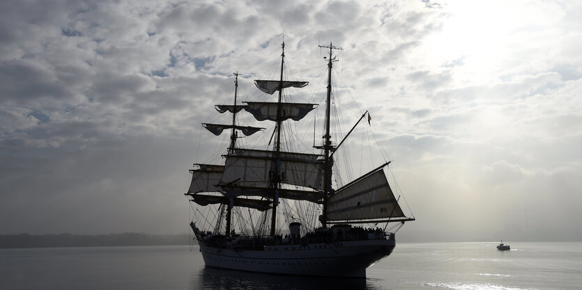 gorch fock segelschulschiff segelt auf dem meer