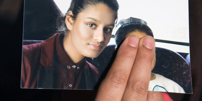 Ein Foto zweier junger Frauen, eine ist abgedeckt