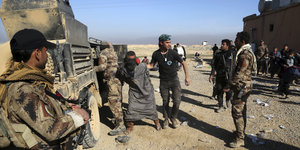 Soldaten einer irakischen Spezialeinheit verhaften einen IS-Kämpfer.