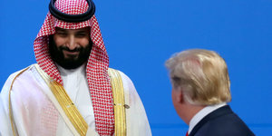 Saudi-Arabiens Kronprinz lächelt auf US-Präsident Donald Trump herab