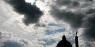 Wolken über dem Petersplatz in Rom. Nur die Kuppel des Petersdom ist zu sehen.