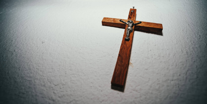 Ein Holzkreuz an einer Wand