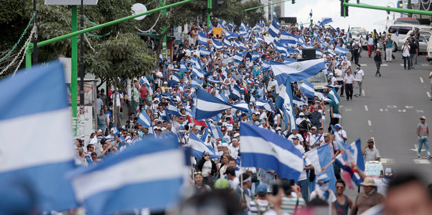 Demonstranten mit nicaraguanischen Nationalfahnen