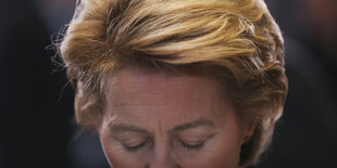 Ursula von der Leyen mit geschlossenen Augen