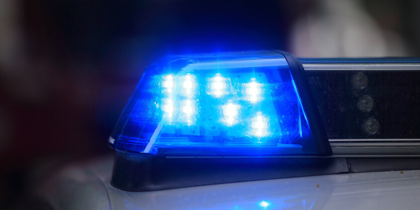 blaulicht auf polizeiauto in nacht