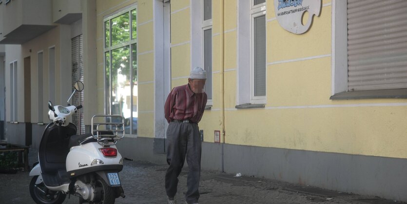 ein Mann auf einer Straße