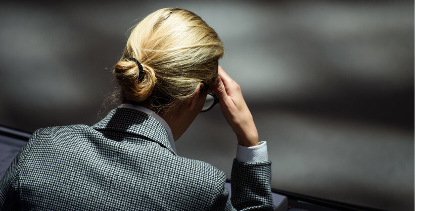 Alice Weidel von hinten fotografiert