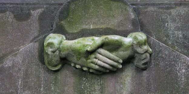 Grabstein-Relief zeigt in einander gelegte Hände