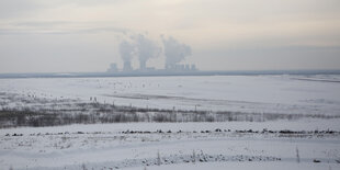 Blick über den Braunkohletagebau Nochten auf das Kraftwerk Boxberg