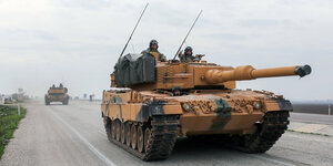 Ein Leopard-Panzer der türkischen Armee fährt auf einer Straße