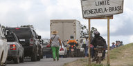 Fahrzeugstau am Grenzübergang von Venezuela nach Brasiliender Grenze