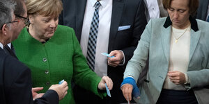 Angela Merkel und Beatrix von Storch geben Stimmkarten ab