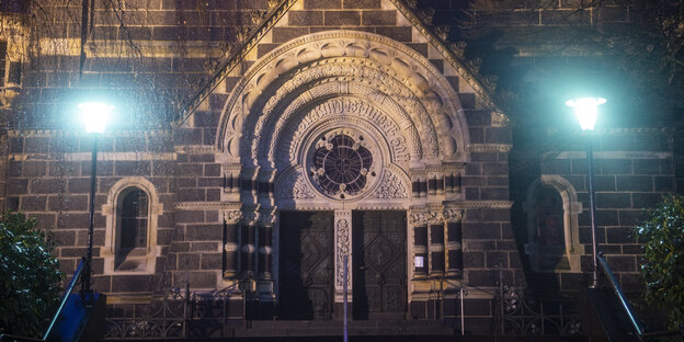 martin-luther kirche der evangelischen kirchengemeinde in solingen bei nacht und beleuchtet