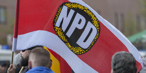 Auf einer Demo weht eine NPD-Flagge