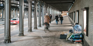 Obdachlose unter einer Brücke beim Hauptbahnof in Hannover.